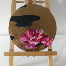 Cercle de fleurs-camélia flottant sur l'eau