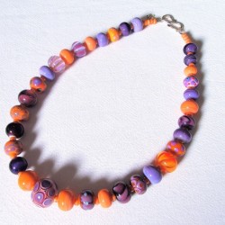 Collier orange et violet en perles de verre au chalumeau