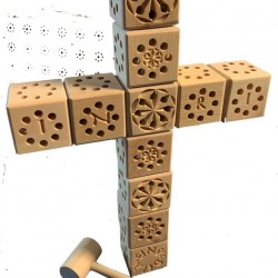 Spezialedition Kreuz: 11 Arven-Konsrtruktionssteckbauklötze mit Kerbschnittornamenten