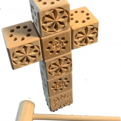 Spezialedition Kreuz klein : 7 Arven-Konsrtruktionssteckbauklötze mit Kerbschnittornamenten
