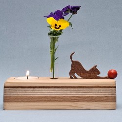 Blumenhalter und Teelicht, mit spielender Katze