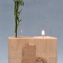 Holzklotz mit Katzenmotiv, Teelicht und Blumenhalter