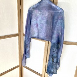 Foulard seta tinto con foglie, fiori.